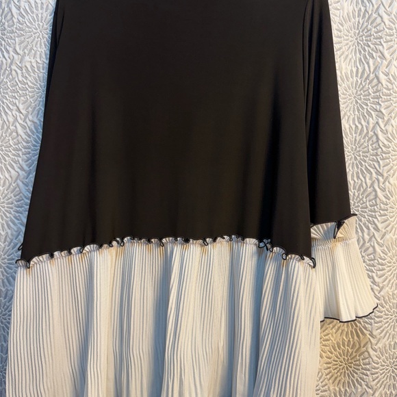 Chic Black and White Women's Blouse - Picture 7 of 7